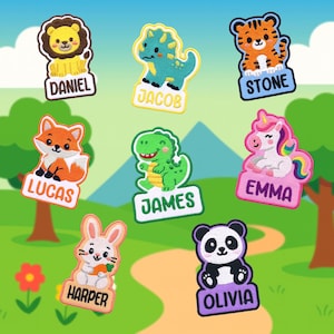 Puede incluir: Una colección de parches bordados coloridos con varios animales, incluyendo un león, un dinosaurio, un tigre, un zorro, un unicornio, un conejo, un panda y un dinosaurio. Cada parche tiene una etiqueta con un nombre: Daniel, Jacob, Stone, Lucas, James, Emma, Harper y Olivia.