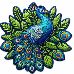 Pu&ograve; includere: Toppa ricamata con pavone. Il design presenta un pavone con piume blu, verde acqua e turchesi, circondato da foglie verdi. La toppa ha uno sfondo blu scuro simile al denim. Ideale per abbigliamento o progetti artigianali.