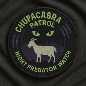 Pode incluir: Patch bordado com o texto "CHUPACABRA PATROL NIGHT PREDATOR WATCH". O patch apresenta uma silhueta de cabra, olhos verdes e um fundo roxo e preto.