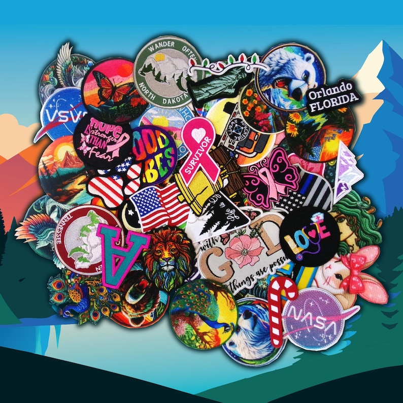 以下が含まれることがあります： 動物、花、蝶、テキストなど、さまざまなデザインが施されたカラフルな刺繍パッチのコレクション。パッチは円形に配置されており、赤、青、緑、黄、ピンクなど、さまざまな色を使用しています。