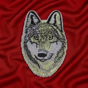 Wolf Patch/Iron-On Patch/Wild Animal Badge/Embroidered Sew-On Applique for Vest/Jacket, Clothing, Backpack/Animal Lover Gift/Wildlife Patch