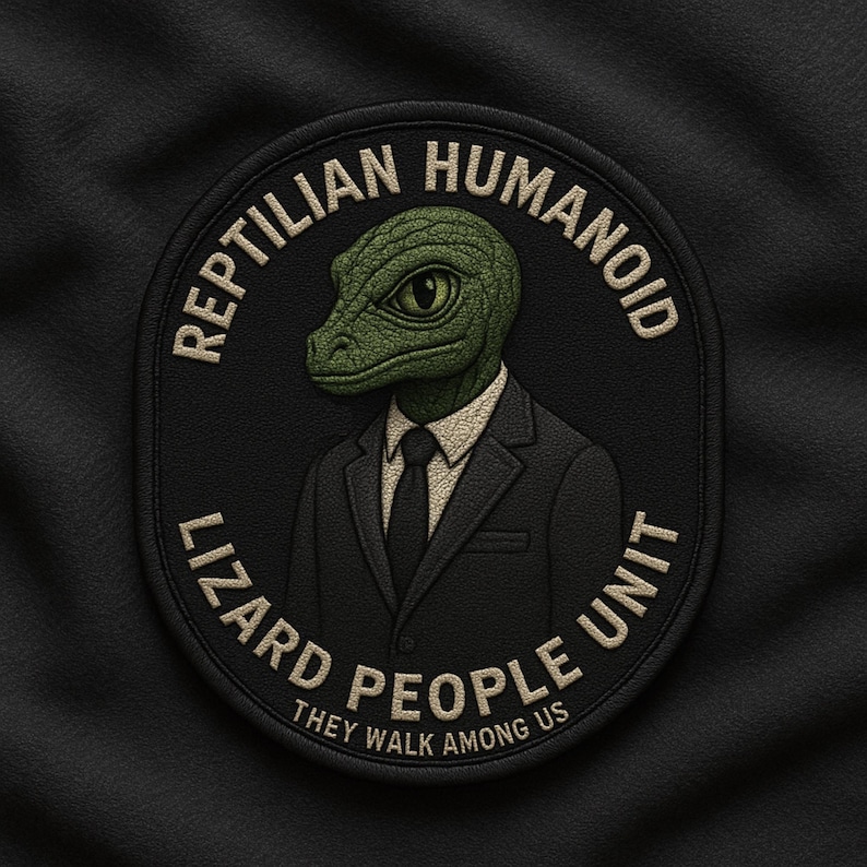 Pode incluir: Emblema oval preto com um humanoide reptiliano verde usando um terno e gravata pretos. O texto "REPTILIAN HUMANOID LIZARD PEOPLE UNIT" circunda a imagem. Abaixo, o texto diz "THEY WALK AMONG US."