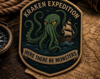 Peut inclure: Écusson brodé avec un kraken vert aux yeux jaunes attaquant un navire sur une mer bleue. Le texte "KRAKEN EXPEDITION" et "HERE THERE BE MONSTERS" est affiché sur l'écusson.