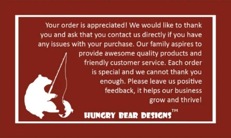 Pu&ograve; includere: Un biglietto rettangolare color amaranto con bordo bianco. Il biglietto presenta una silhouette di orso bianco che pesca un pesce. Il testo sul biglietto recita: "Your order is appreciated!" e "HUNGRY BEAR DESIGNS".