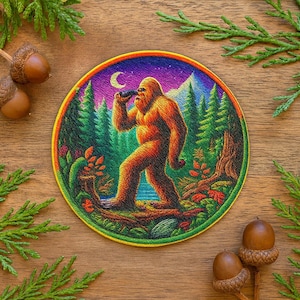 Bigfoot trinkt Bier Patch Bügelbild für Jacken & Rucksäcke, Cryptid Patch, Sasquatch Patch, Folklore Aufnäher, Paranormal Patch, Mythos