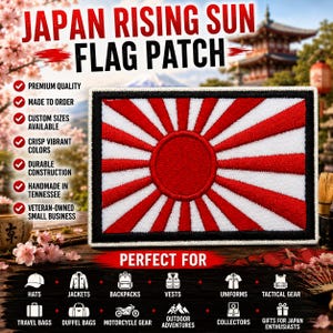 Puede incluir: Un parche bordado rectangular con el diseño de la bandera del sol naciente de Japón, que presenta un círculo rojo central y rayos rojos y blancos radiantes, rodeado por un borde negro. El texto JAPAN RISING SUN FLAG PATCH aparece arriba.