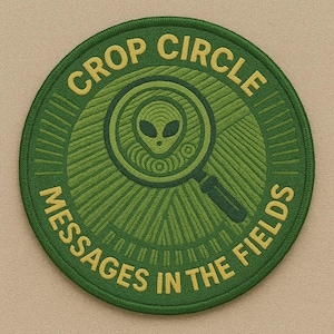 Könnte beinhalten: Ein kreisförmiger grüner Aufnäher mit den Worten "CROP CIRCLE" und "MESSAGES IN THE FIELDS" in Gelb. Er zeigt eine Lupe mit einem Alienkopf. Der Hintergrund hat ein Feldmuster.