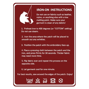 Puede incluir: Una tarjeta rectangular de color rojo oscuro con la silueta blanca de un oso pescando. El texto dice: IRON-ON INSTRUCTIONS. Incluye seis pasos numerados para aplicar un parche, con ajustes de temperatura y tiempos de planchado, adem&aacute;s de iconos de cuidado de prendas en la parte inferior.