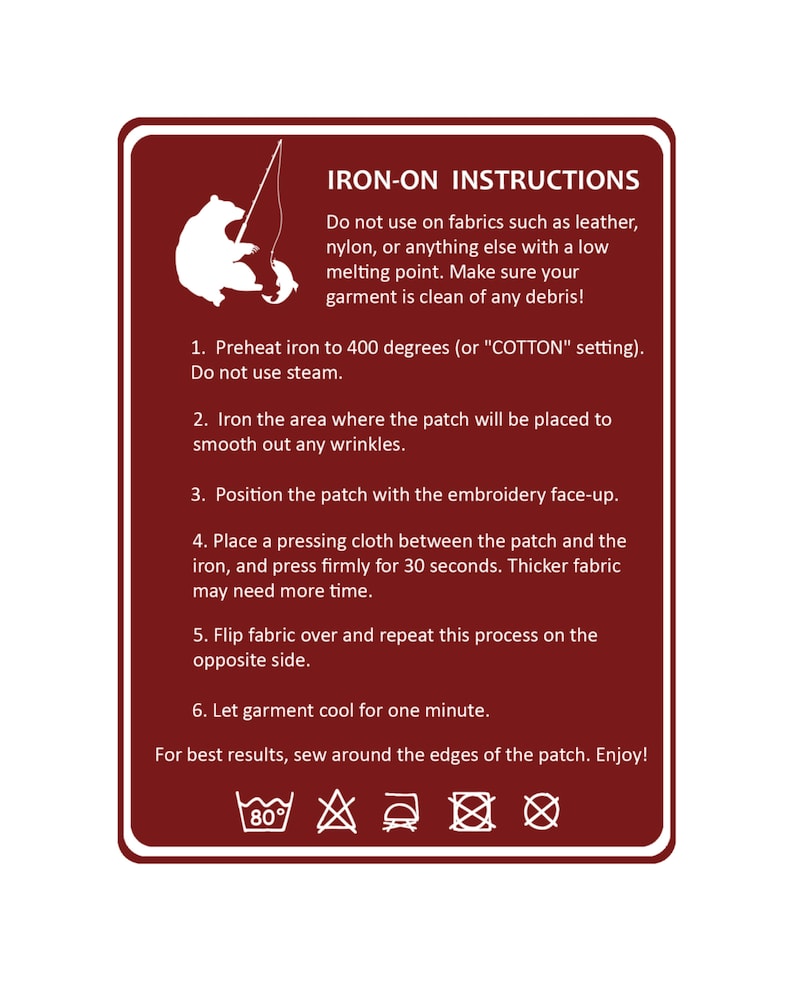 Puede incluir: Una tarjeta rectangular de color rojo oscuro con la silueta blanca de un oso pescando. El texto dice: IRON-ON INSTRUCTIONS. Incluye seis pasos numerados para aplicar un parche, con ajustes de temperatura y tiempos de planchado, adem&aacute;s de iconos de cuidado de prendas en la parte inferior.
