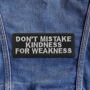 Verwechseln Sie nicht Freundlichkeit mit Schwäche Patch Gesticktes Aufbügeln / Aufnähen Applikation für Weste & Kleidung, Fett Zitat Patch, Statement Applikation
