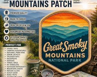 Puede incluir: Un parche bordado rectangular con esquinas superiores redondeadas que muestra un atardecer sobre cadenas montañosas azules. El texto dice Great Smoky MOUNTAINS NATIONAL PARK en dorado y blanco. El parche tiene un borde cosido color canela.