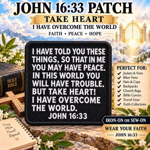 Könnte beinhalten: Ein quadratischer, schwarzer, bestickter Aufnäher mit weißem Text: I HAVE TOLD YOU THESE THINGS, SO THAT IN ME YOU MAY HAVE PEACE. IN THIS WORLD YOU WILL HAVE TROUBLE. BUT TAKE HEART! I HAVE OVERCOME THE WORLD. JOHN 16:33. Der Aufnäher hat einen gestickten Rand.