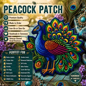 Pode incluir: Um emblema bordado de pavão com fios vibrantes em azul, verde, amarelo e laranja. O design mostra um pavão com cauda aberta, plumagem detalhada e pernas laranjas. O texto inclui PEACOCK PATCH, Premium Quality, Made to Order, Iron-On or Sew-On, Handmade in Tennessee, Veteran-Owned Small Business e uma lista de usos.