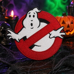 Könnte beinhalten: Gestickter Aufnäher mit dem Ghostbusters-Logo. Das Design zeigt eine weiße Geisterfigur in einem roten Kreis mit einem diagonalen roten Strich, ein klassisches Halloween- und Popkultur-Symbol.