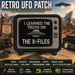 Może przedstawiać: Prostokątna haftowana naszywka w kształcie telewizora w stylu vintage. Na ekranie znajduje się szara grafika UFO oraz biały napis I LEARNED THE TRUTH ON THE X-FILES. Naszywka posiada szarą obwódkę i czarną ramkę z dwoma okrągłymi pokrętłami.