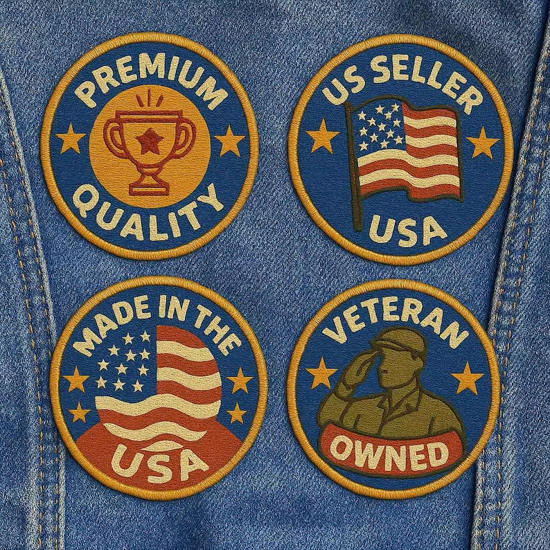 K&ouml;nnte beinhalten: Vier kreisf&ouml;rmige gestickte Aufn&auml;her auf blauem Denim. Oben links: Troph&auml;ensymbol mit dem Text PREMIUM QUALITY. Oben rechts: US-Flagge mit dem Text US SELLER USA. Unten links: US-Flagge mit dem Text MADE IN THE USA. Unten rechts: salutierender Soldat mit dem Text VETERAN OWNED.