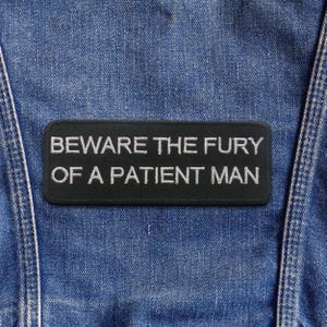 Vorsicht vor der Wut eines geduldigen Mannes Patch Gesticktes Aufnähen / Aufnähen für Jacke & Tasche, Edgy Zitat Patch, Einstellung Applikation