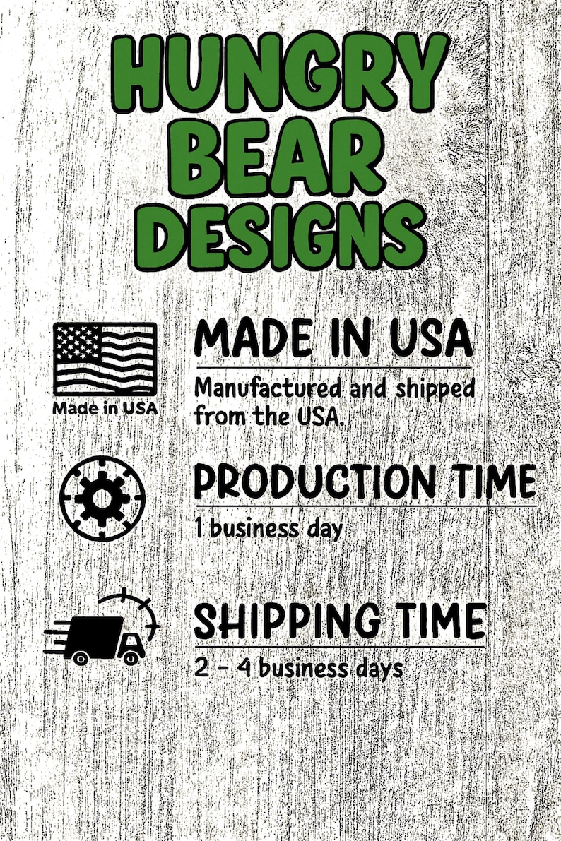 Pu&ograve; includere: Grafica con il testo "HUNGRY BEAR DESIGNS" in verde. Sotto, indica "MADE IN USA" con un'icona della bandiera americana. L'immagine include anche informazioni sui tempi di produzione e spedizione.