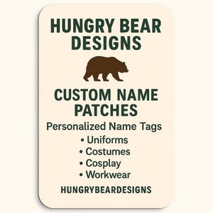 Pu&ograve; includere: Un cartello rettangolare color crema con angoli arrotondati presenta il testo "HUNGRY BEAR DESIGNS" in verde scuro. Sotto c'&egrave; una silhouette di orso marrone, seguita da "CUSTOM NAME PATCHES". Il cartello elenca "Uniformi, Costumi, Cosplay, Abbigliamento da lavoro".
