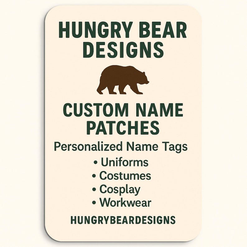 Pu&ograve; includere: Un cartello rettangolare color crema con angoli arrotondati presenta il testo "HUNGRY BEAR DESIGNS" in verde scuro. Sotto c'&egrave; una silhouette di orso marrone, seguita da "CUSTOM NAME PATCHES". Il cartello elenca "Uniformi, Costumi, Cosplay, Abbigliamento da lavoro".