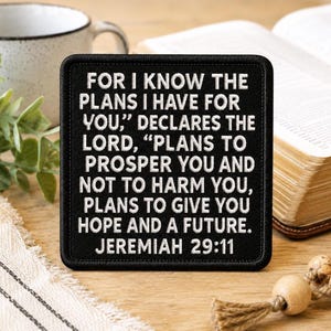 Peut inclure: Un écusson carré noir aux coins arrondis avec du texte brodé en blanc qui indique : FOR I KNOW THE PLANS I HAVE FOR YOU, DECLARES THE LORD, PLANS TO PROSPER YOU AND NOT TO HARM YOU, PLANS TO GIVE YOU HOPE AND A FUTURE. JEREMIAH 29:11.