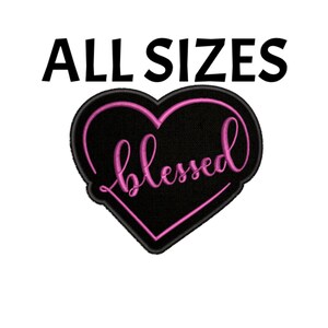 Op de afbeelding: Een zwart hartvormig ontwerp met het woord "blessed" in roze cursiefschrift erin. De tekst "ALL SIZES" staat in het zwart boven het hart.