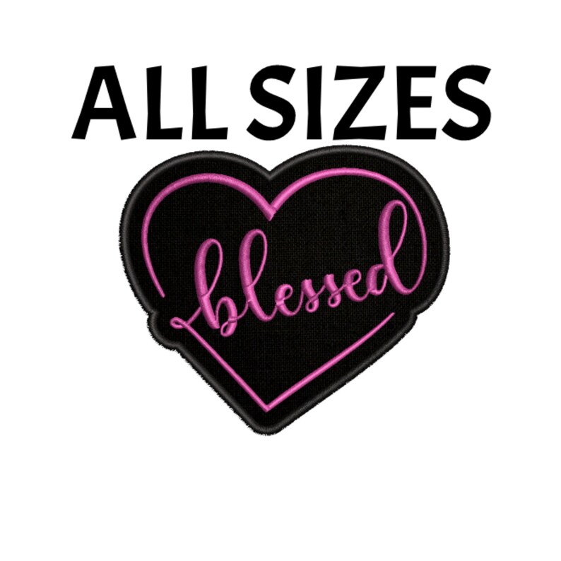 Op de afbeelding: Een zwart hartvormig ontwerp met het woord "blessed" in roze cursiefschrift erin. De tekst "ALL SIZES" staat in het zwart boven het hart.