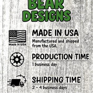 Puede incluir: Un fondo de veta de madera blanca con el texto verde HUNGRY BEAR DESIGNS en la parte superior. Debajo hay tres iconos negros: una bandera de EE. UU., un engranaje y un cami&oacute;n de reparto, con texto sobre fabricaci&oacute;n y tiempos de entrega.