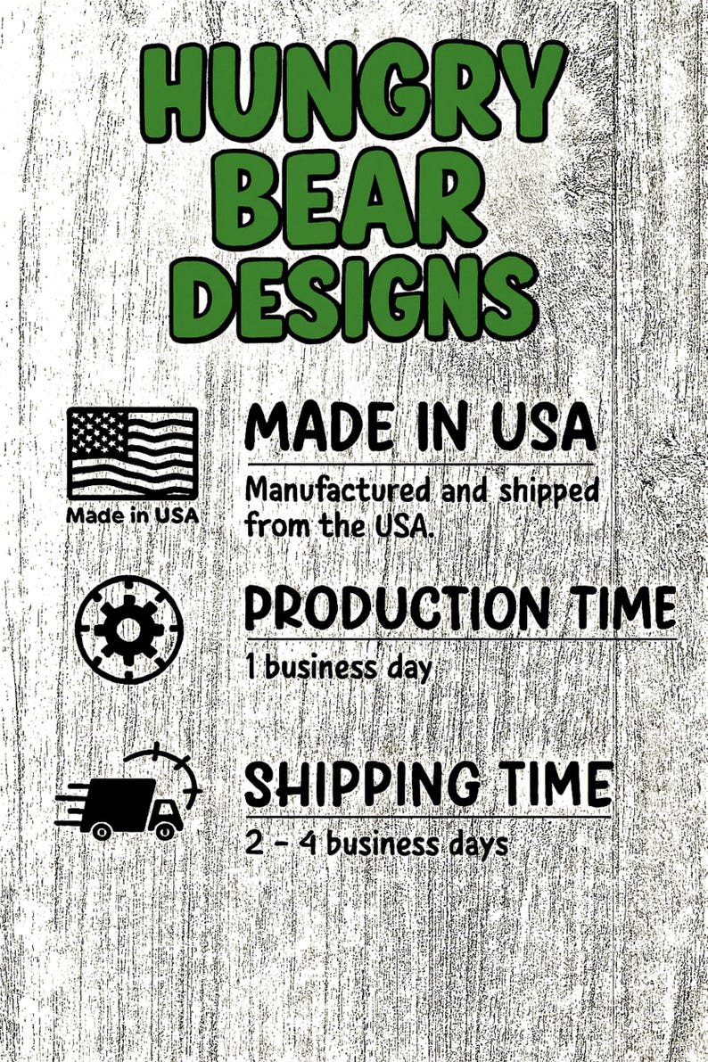 Puede incluir: Un fondo de veta de madera blanca con el texto verde HUNGRY BEAR DESIGNS en la parte superior. Debajo hay tres iconos negros: una bandera de EE. UU., un engranaje y un cami&oacute;n de reparto, con texto sobre fabricaci&oacute;n y tiempos de entrega.
