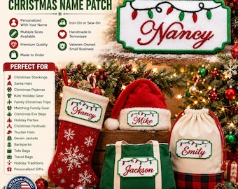 Könnte beinhalten: Ein rechteckiger, bestickter Namensaufnäher mit weißem Hintergrund, grünem Rand und einer Lichterkette aus roten und grünen Weihnachtslichtern über einem personalisierten Namen in roter Schreibschrift, angebracht an Strumpf, Mütze und Taschen.