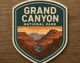 Könnte beinhalten: Ein schildförmiger Aufkleber mit dem Grand Canyon National Park. Das Design enthält den Text "GRAND CANYON NATIONAL PARK" über einer Landschaftsillustration des Canyons mit einem Fluss und Sonnenuntergangsfarben.