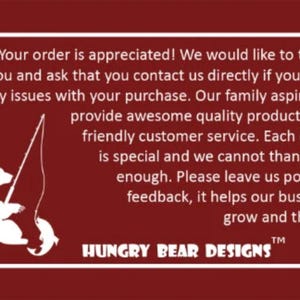 Pu&ograve; includere: Una grafica bordeaux con testo bianco e un'illustrazione di un orso bianco che pesca. Il testo recita: "Il tuo ordine &egrave; apprezzato!" e incoraggia i clienti a contattare il venditore in caso di problemi. Il logo Hungry Bear Designs &egrave; in basso.
