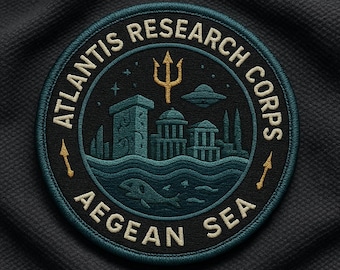 Peut inclure: Écusson brodé avec le texte "ATLANTIS RESEARCH CORPS AEGEAN SEA". L'écusson présente une illustration stylisée de bâtiments, d'un trident, d'un OVNI et d'un dauphin dans des tons de teal, d'or et de noir.