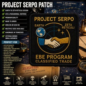 Könnte beinhalten: Ein quadratischer, schwarzer, bestickter Aufnäher mit dem Text PROJECT SERPO, EBE PROGRAM und CLASSIFIED TRADE in Goldfaden. Das Design zeigt einen Händedruck zwischen einem blauärmeligen und einem goldärmeligen Arm sowie ein blaues Erdsymbol.