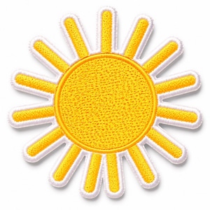 Puede incluir: Un parche bordado circular con forma de sol, con un centro amarillo brillante y diecis&eacute;is rayos amarillos radiantes, todo delineado con un borde blanco grueso. El bordado es denso y uniforme, creando una superficie texturizada.