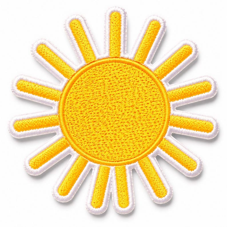 Puede incluir: Un parche bordado circular con forma de sol, con un centro amarillo brillante y diecis&eacute;is rayos amarillos radiantes, todo delineado con un borde blanco grueso. El bordado es denso y uniforme, creando una superficie texturizada.