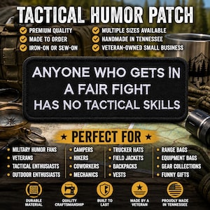 Op de afbeelding: Een rechthoekige zwarte geborduurde patch met witte tekst die luidt: ANYONE WHO GETS IN A FAIR FIGHT HAS NO TACTICAL SKILLS. De patch heeft een dikke zwarte rand en is ontworpen om op verschillende uitrustingsstukken te strijken of te naaien.