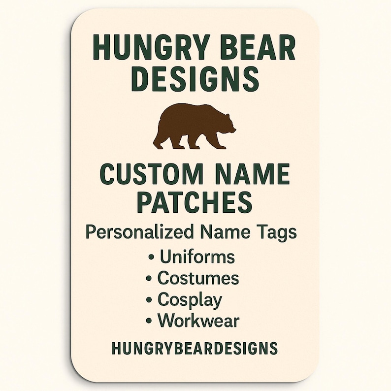 K&ouml;nnte beinhalten: Ein rechteckiges, cremefarbenes Schild mit dunkelgr&uuml;nem Text, der HUNGRY BEAR DESIGNS, CUSTOM NAME PATCHES, Personalized Name Tags, Uniforms, Costumes, Cosplay, Workwear und HUNGRYBEARDESIGNS lautet, mit einer braunen B&auml;rensilhouette in der Mitte.