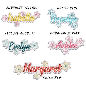 Puede incluir: Parches de nombres bordados en varios colores, incluyendo amarillo, azul, rosa y rojo. Cada parche presenta un nombre con detalles florales. Los nombres incluyen Isabella, Braelyn, Evelyn, Avielee y Margaret. Ideales para personalizar ropa o accesorios.