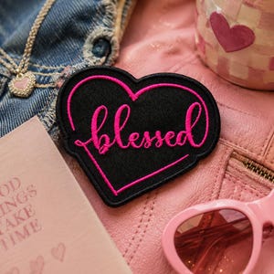 Hartpatch/roze tekst gezegend/opstrijkpatch/positief opbeurend bericht/christelijk cadeau/geborduurde opnaaistenen appliqué voor kleding vest rugzak afbeelding 1