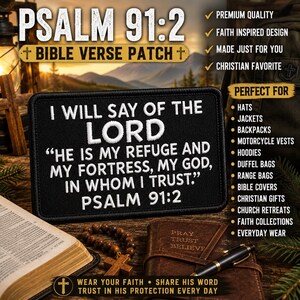 Puede incluir: Un parche rectangular negro con texto bordado en blanco que dice: I WILL SAY OF THE LORD HE IS MY REFUGE AND MY FORTRESS, MY GOD, IN WHOM I TRUST. PSALM 91:2. El parche presenta un borde cosido y se muestra sobre una superficie de madera.