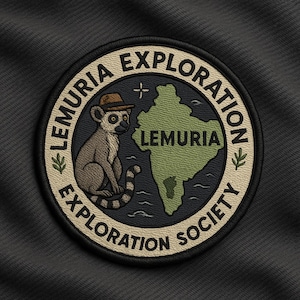 Könnte beinhalten: Runder, gestickter Aufnäher mit einem Lemur, der einen Hut trägt, dem Text "Lemuria Exploration Society" und einer Karte von Lemuria. Der Aufnäher hat einen beigen Rand und einen dunkelblauen Hintergrund.