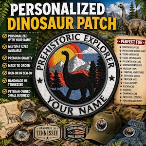 Puede incluir: Un parche bordado circular que presenta la silueta negra de un dinosaurio de cuello largo sobre un paisaje de montañas, árboles y un atardecer. El texto del borde dice PREHISTORIC EXPLORER y YOUR NAME.