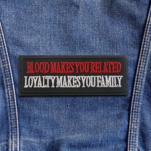 Blut macht Sie bezogen Loyalty Makes Sie Familie Patch Gesticktes Aufbügeln / Aufnähen Applikation für Jacke & Weste, Biker Patch, Zitat Applikation