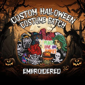 Puede incluir: Un conjunto de parches bordados para disfraces de Halloween con una variedad de diseños espeluznantes, que incluyen una calavera, una telaraña, un corazón, un gato, una bruja y un zombi. Los parches están dispuestos en forma de calabaza y el texto "Custom Halloween Costume Patch" y "Embroidered" son visibles.