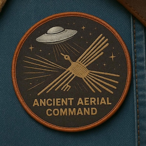 Può includere: Toppa rotonda con sfondo marrone, raffigurante una figura dorata a forma di uccello, un UFO argentato e la scritta "ANCIENT AERIAL COMMAND" in oro. La toppa ha un bordo marrone e un bordo cucito.
