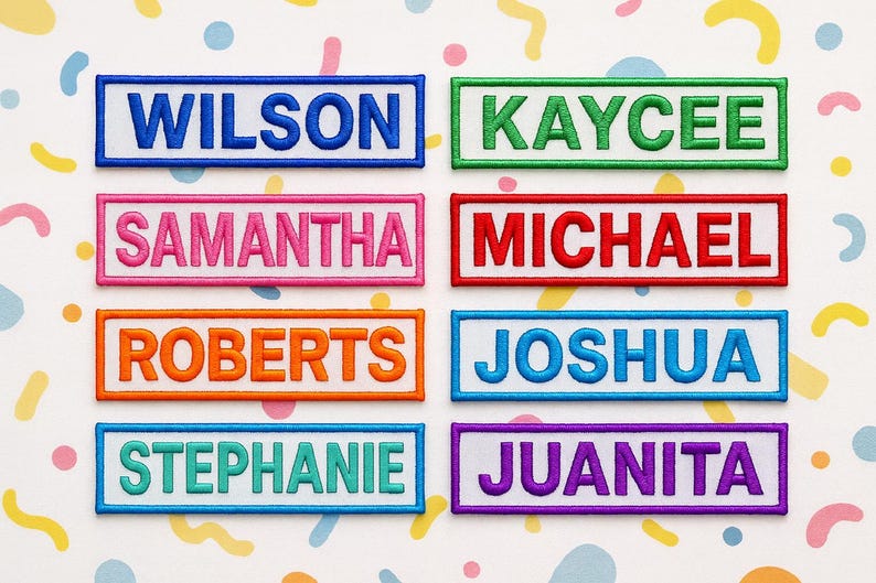 K&ouml;nnte beinhalten: Acht rechteckige, bestickte Namensaufn&auml;her mit wei&szlig;em Hintergrund und farbigen R&auml;ndern. Die Namen WILSON, KAYCEE, SAMANTHA, MICHAEL, ROBERTS, JOSHUA, STEPHANIE und JUANITA sind in passenden farbigen Blockbuchstaben auf jeden Aufn&auml;her gestickt.