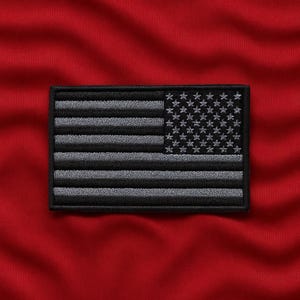 Toppa con bandiera americana rovesciata USA nera e grigia - Distintivo militare realizzato da veterani - Applicazione termoadesiva, cuciture resistenti, equipaggiamento tattico