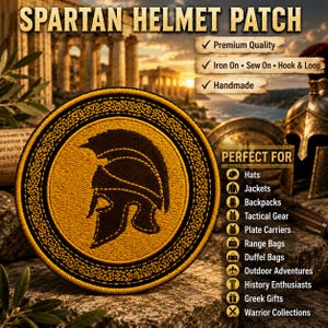 Könnte beinhalten: Ein kreisförmiger, bestickter Aufnäher mit der Silhouette eines schwarzen spartanischen Helms auf goldenem Grund. Der Aufnäher hat einen dicken, strukturierten gold-schwarzen Rand. Der Text umfasst SPARTAN HELMET PATCH sowie Angaben wie Premium Quality, Iron On, Sew On, Hook & Loop und Handmade.