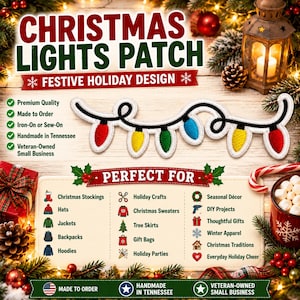 Peut inclure: Un écusson thermocollant ou à coudre représentant une guirlande de lumières de Noël avec des ampoules rouges, jaunes, vertes et bleues bordées de blanc. Le texte CHRISTMAS LIGHTS PATCH et FESTIVE HOLIDAY DESIGN figure au-dessus de l'écusson.